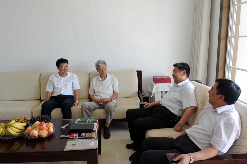 市长张光峰来校慰问