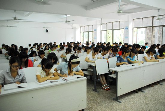 校党委书记冯林华开学第一天巡视教学工作