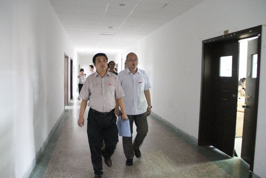 校党委书记冯林华开学第一天巡视教学工作