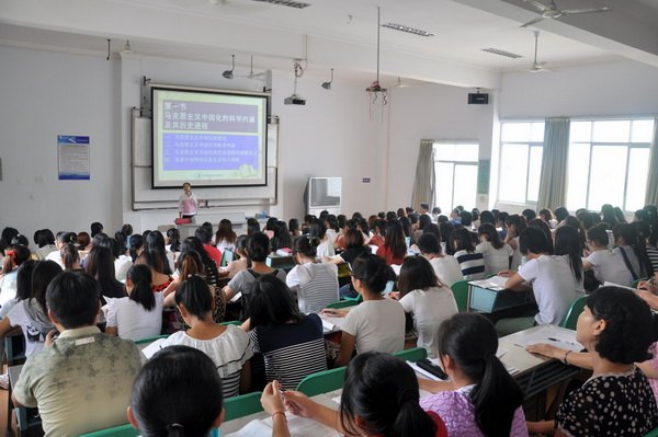 马国防等校领导深入教学一线听课