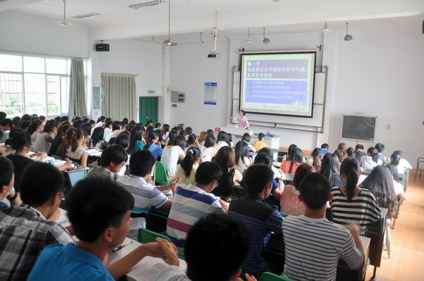 马国防等校领导深入教学一线听课
