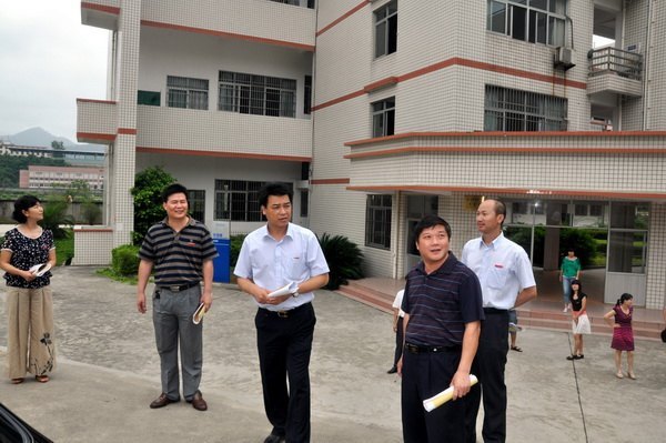 马国防等校领导深入教学一线听课