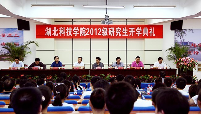 学校热情欢迎首批硕士研究生