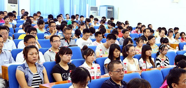 学校热情欢迎首批硕士研究生