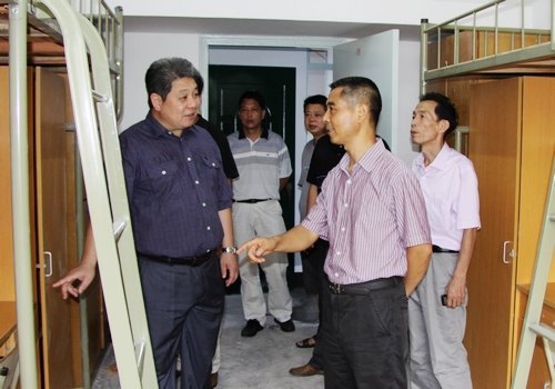 校领导包国强、张辉走访学生寝室