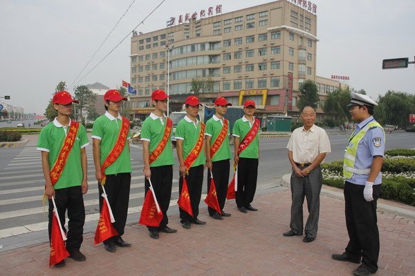 郑州职业技术学院领导看望慰问文明交通志愿服务学生