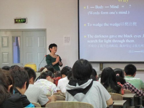 “英语语言文化与学习策略”专题讲座成功举办