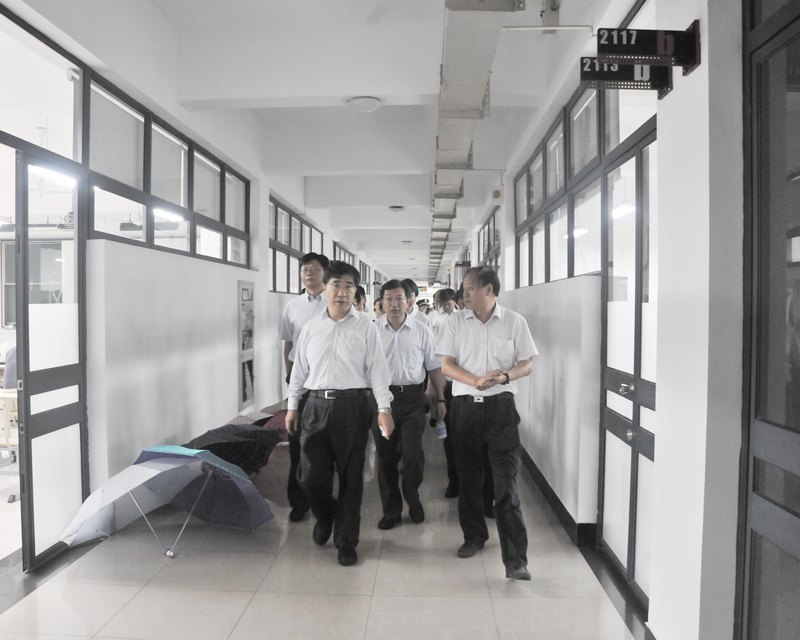 校领导视察校园环境 强调做好开学保障工作
