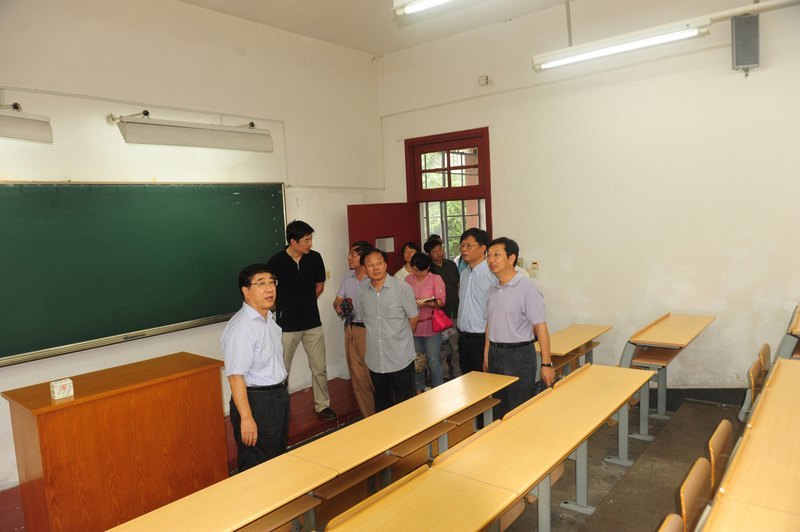 校领导视察校园环境 强调做好开学保障工作