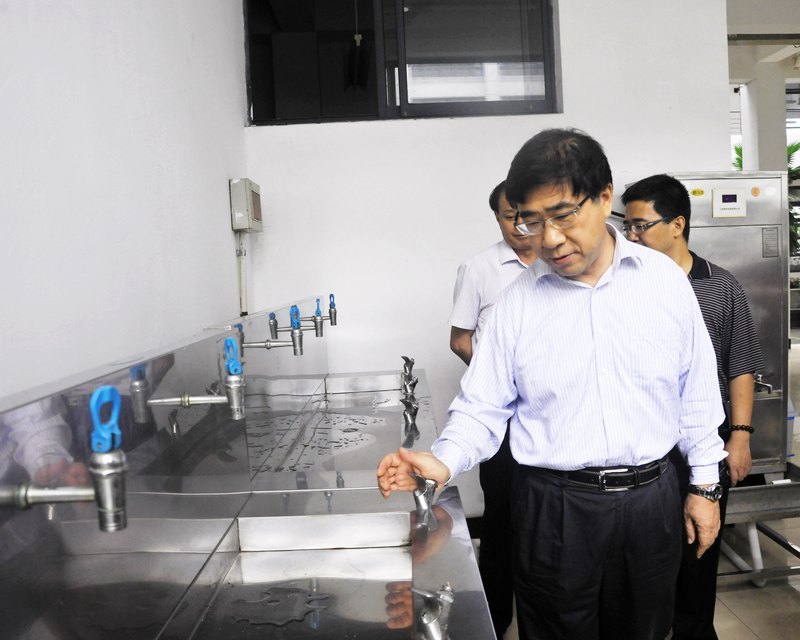 校领导视察校园环境 强调做好开学保障工作