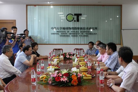 省委副书记梅克保在教师节前看望何继善院士