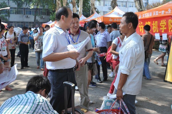 湖北工业大学2012年迎新工作顺利完成
