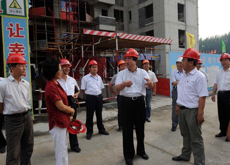 副市长王瑜来校视察学苑花园工程进展情况