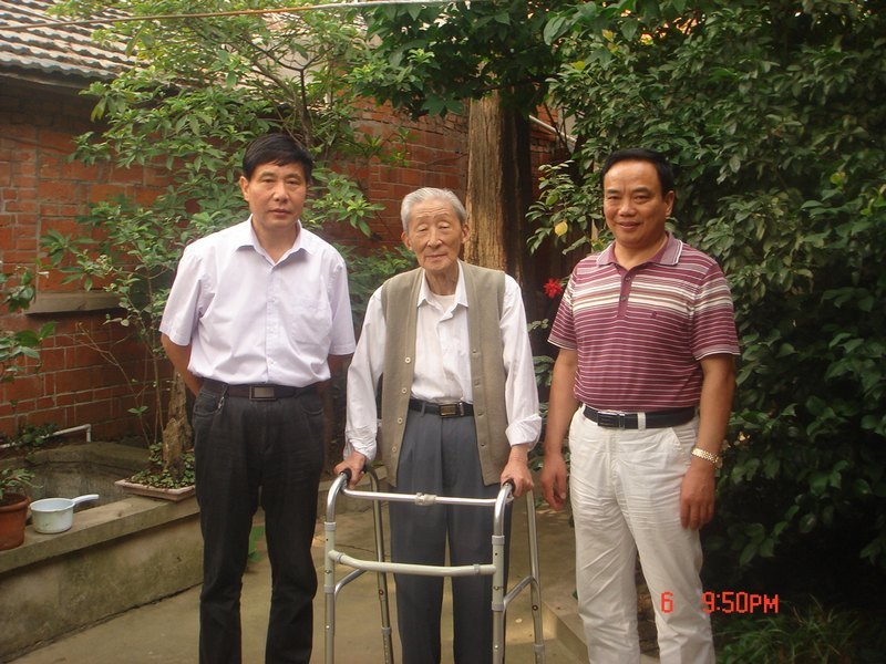 皖西学院党委副书记包诗忠深入病人家中看望在家治疗的老干部