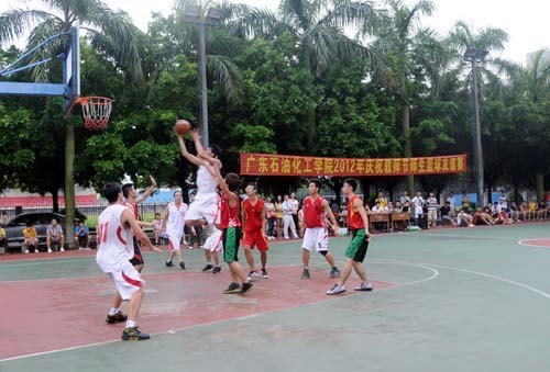 师生竞技显风采，共同庆祝教师节――广东石油化工学院举行庆祝教师节师生篮球友谊赛