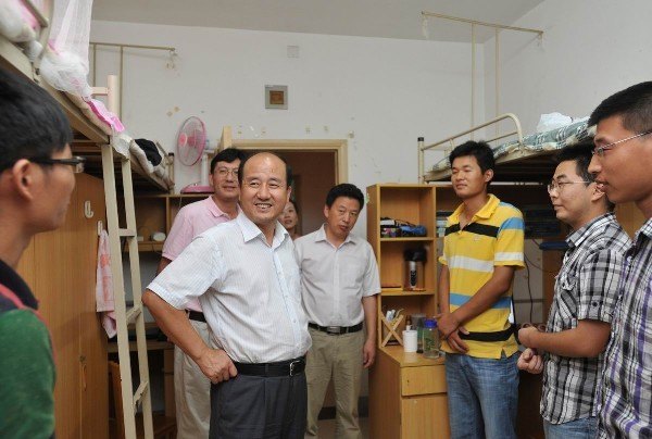 周应佳书记深入学生宿舍看望新生