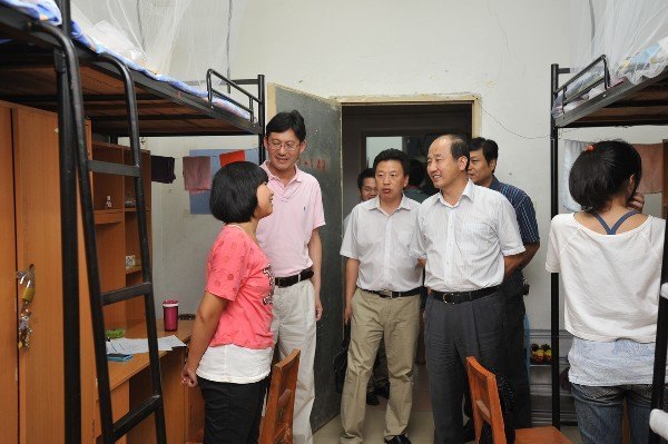 周应佳书记深入学生宿舍看望新生