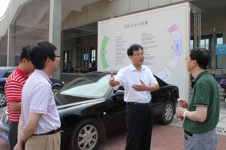 胡岳华副校长、高山副书记到迎新总站检查准备工作