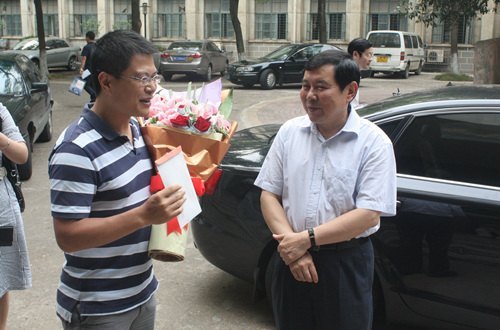 高文兵等校领导慰问青年教师