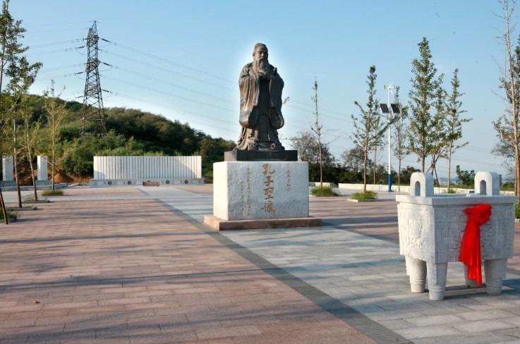 鲁东大学文化新景观杏坛影壁完工