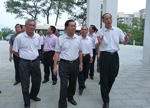 市长来校调研 并向全校教职工致以节日问候
