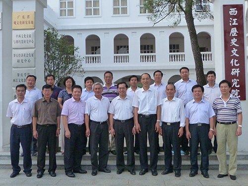 市长来校调研 并向全校教职工致以节日问候