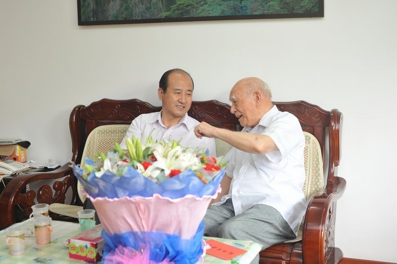 学校领导在教师节前夕走访慰问一线教师
