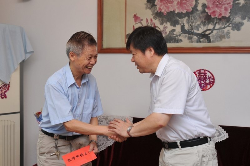学校领导在教师节前夕走访慰问一线教师