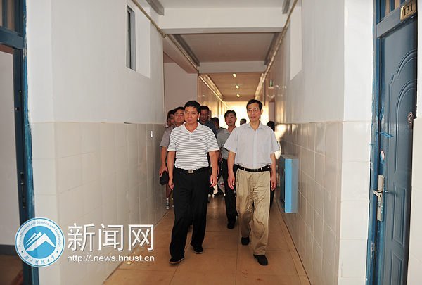 迎新首日 校长刘德顺一行深入迎新大本营探望工作