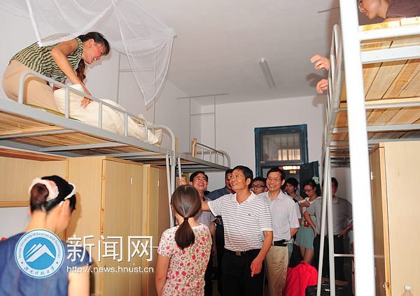 迎新首日 校长刘德顺一行深入迎新大本营探望工作
