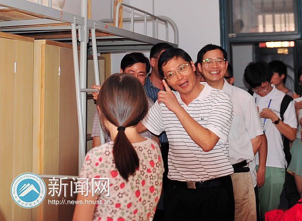 迎新首日 校长刘德顺一行深入迎新大本营探望工作