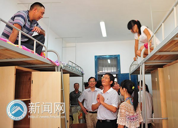 迎新首日 校长刘德顺一行深入迎新大本营探望工作