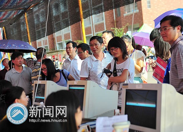 迎新首日 校长刘德顺一行深入迎新大本营探望工作