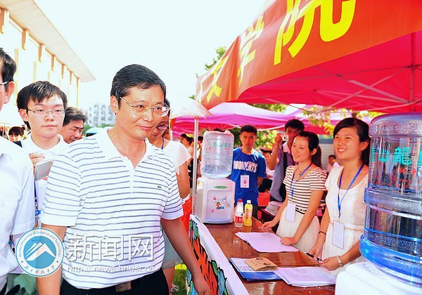 迎新首日 校长刘德顺一行深入迎新大本营探望工作