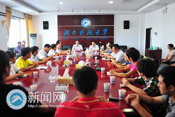 校党委慰问贫困大学生党员
