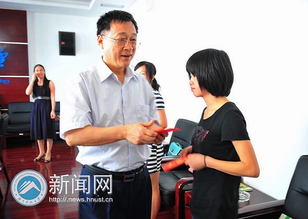 校党委慰问贫困大学生党员