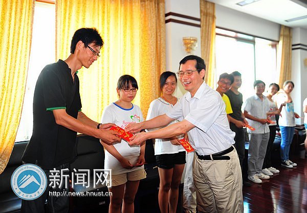 校党委慰问贫困大学生党员