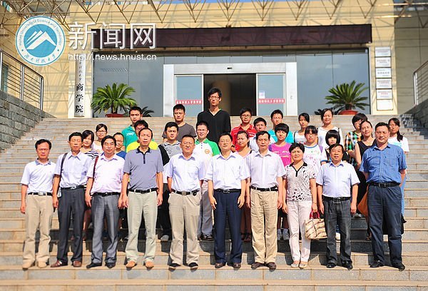 校党委慰问贫困大学生党员