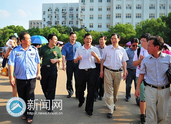 校长刘德顺一行深入迎新大本营探望工作