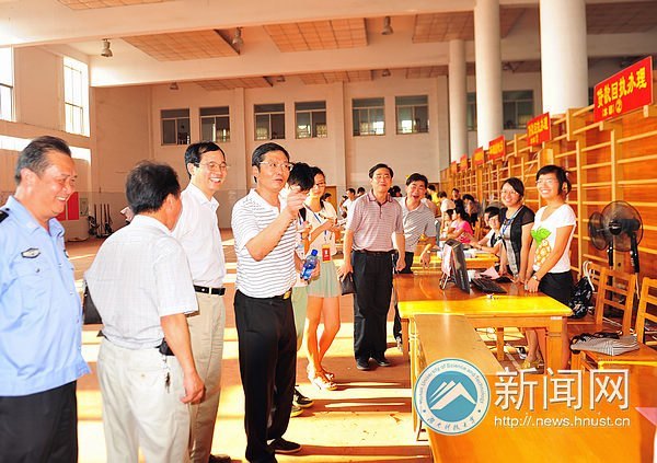 校长刘德顺一行深入迎新大本营探望工作