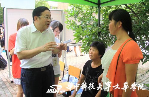 院长刘献君亲临迎新现场  鼓励新生自主独立