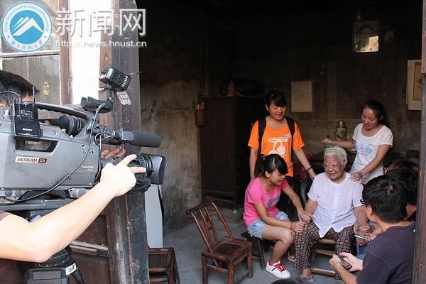 湖南教育电视台再次跟踪采访马克思主义学院、法学院志愿团事迹