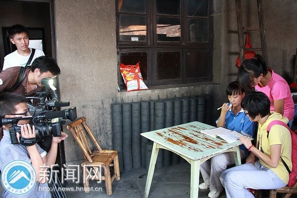湖南教育电视台再次跟踪采访马克思主义学院、法学院志愿团事迹