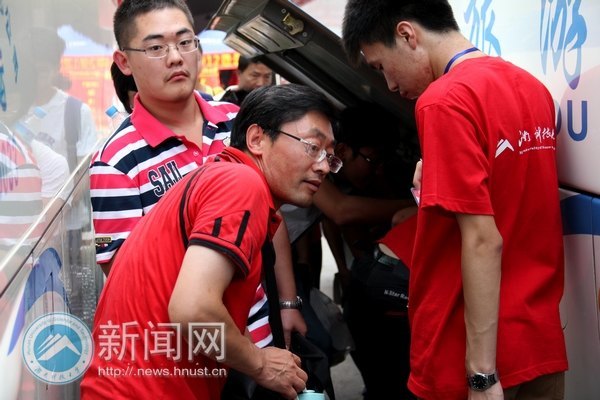 湘潭汽车站迎新点:“从现在起我们是一家人”