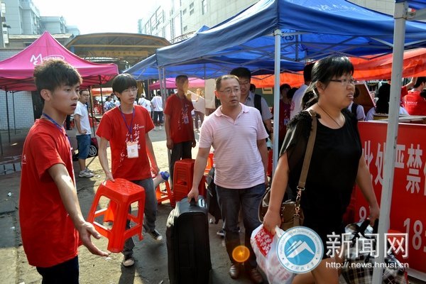 湘潭汽车站迎新点:“从现在起我们是一家人”