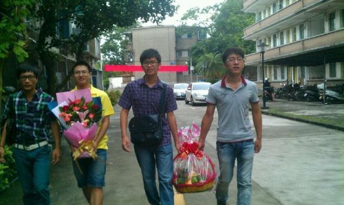 学生代表慰问广东石油化工学院离休老教师代表