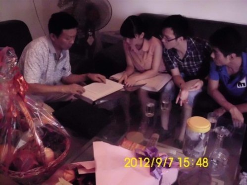 学生代表慰问广东石油化工学院离休老教师代表
