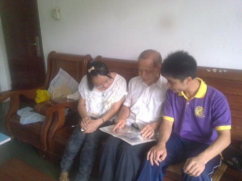 学生代表慰问广东石油化工学院离休老教师代表