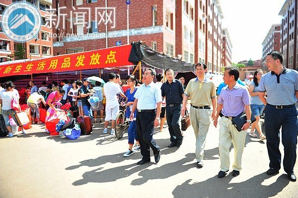 校党委书记田银华一行视察迎新动态