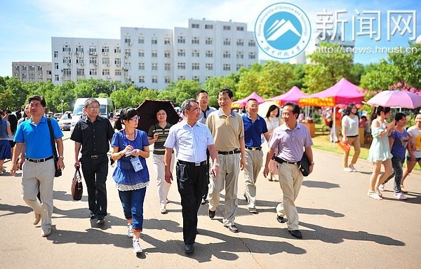 校党委书记田银华一行视察迎新动态